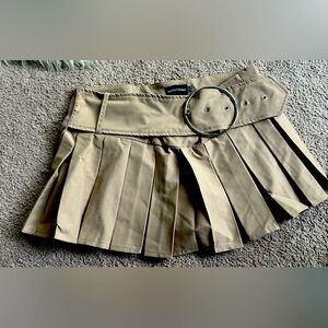 Beige pleated low rise skirt size 4 PLT
